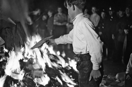 Bücherverbrennung auf dem Residenzplatz in Salzburg am 30. April 1938, Franz Krieger (1914–1993), SW-Fotografie, © Stadtarchiv Salzburg, Fotoarchiv Franz Krieger