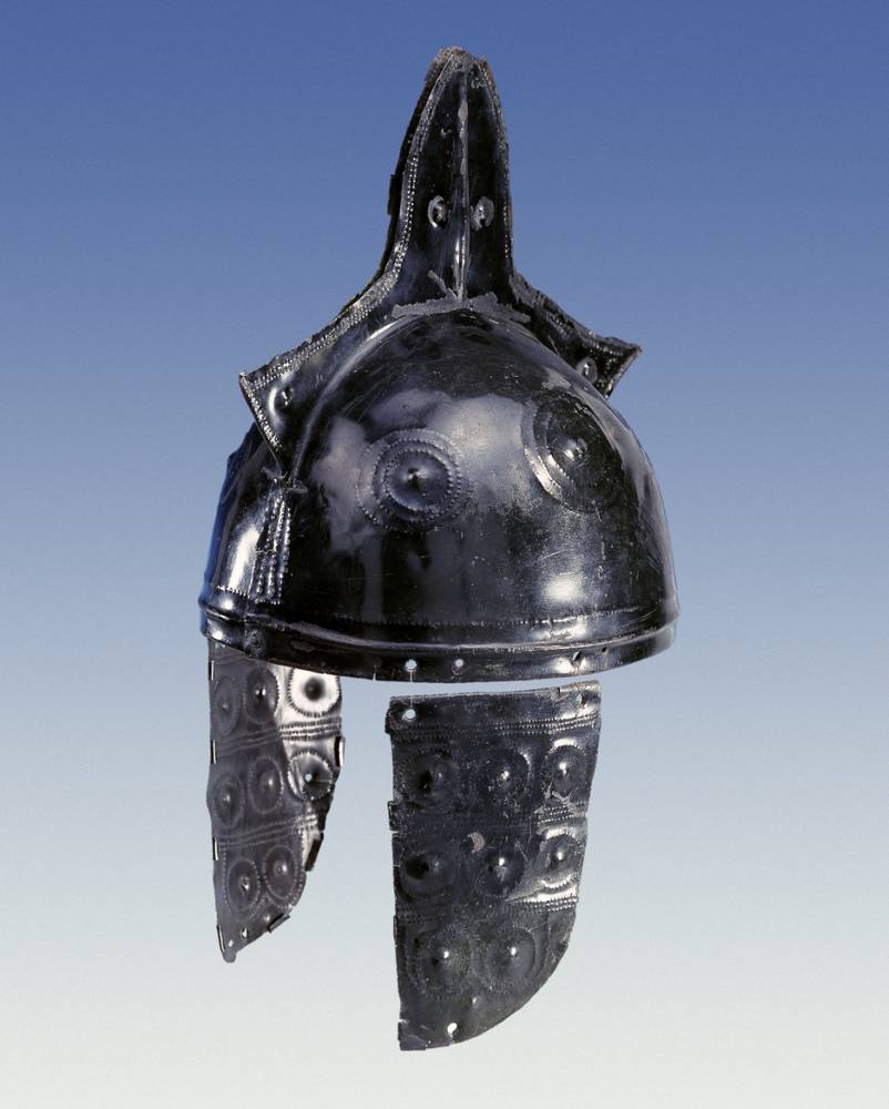 Kammhelm, Urnenfelderzeit, Bronze, Nach Vorbildern aus dem griechischen Raum gestaltet, aus zwei separat getriebenen Bronzeblechen vernietet, © Salzburg Museum