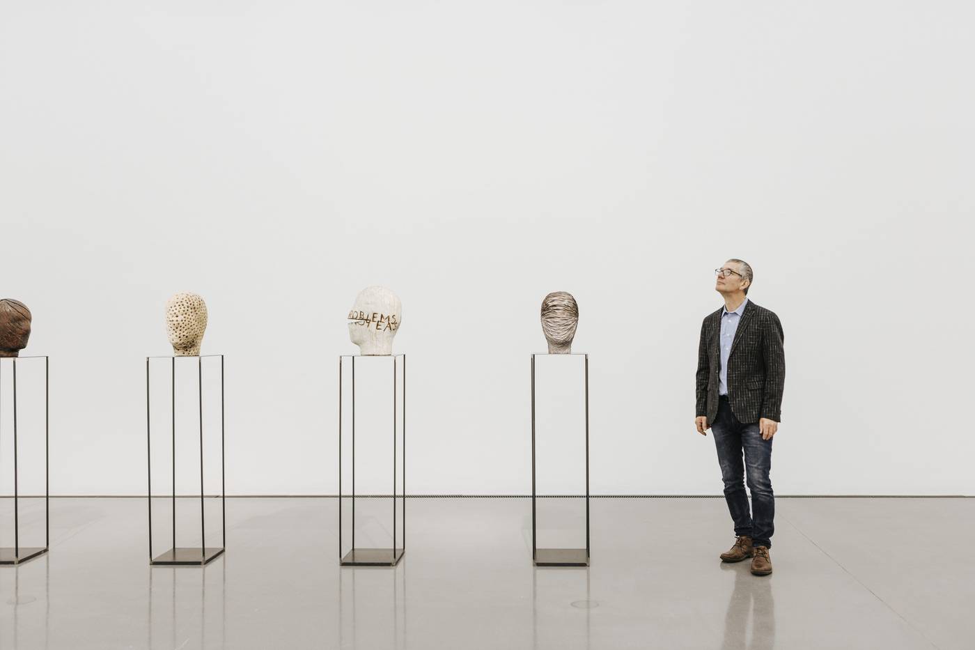 Alfred Haberpointner in der Ausstellung in der Kunsthalle der Neuen Residenz, © Salzburg Museum/Christa Gaigg/authentic.co.at