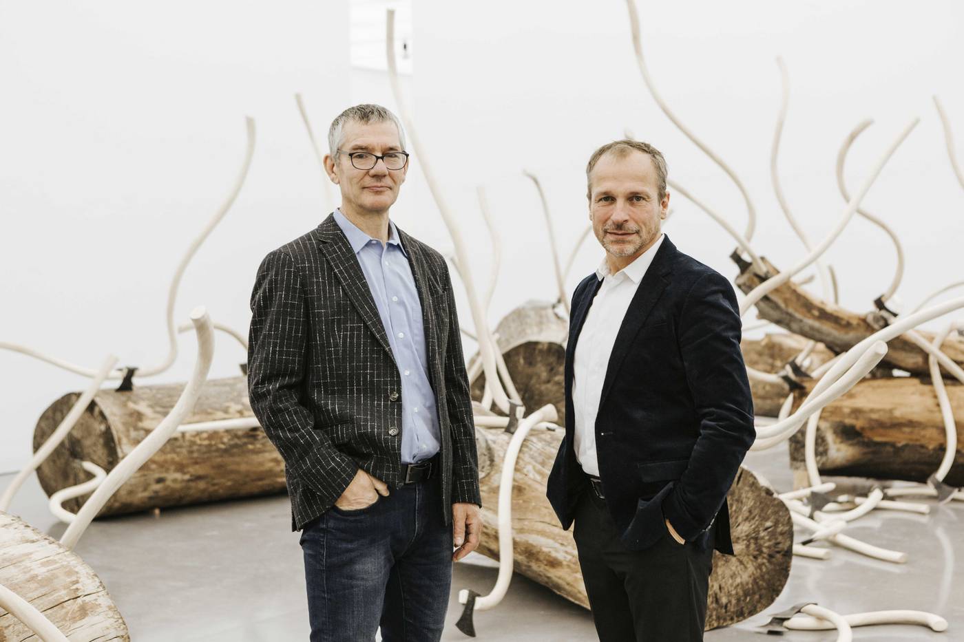 Alfred Haberpointner mit Kurator Peter Husty vor seinem neuesten Werk „Joy Division“, © Salzburg Museum/Christa Gaigg/authentic.co.at